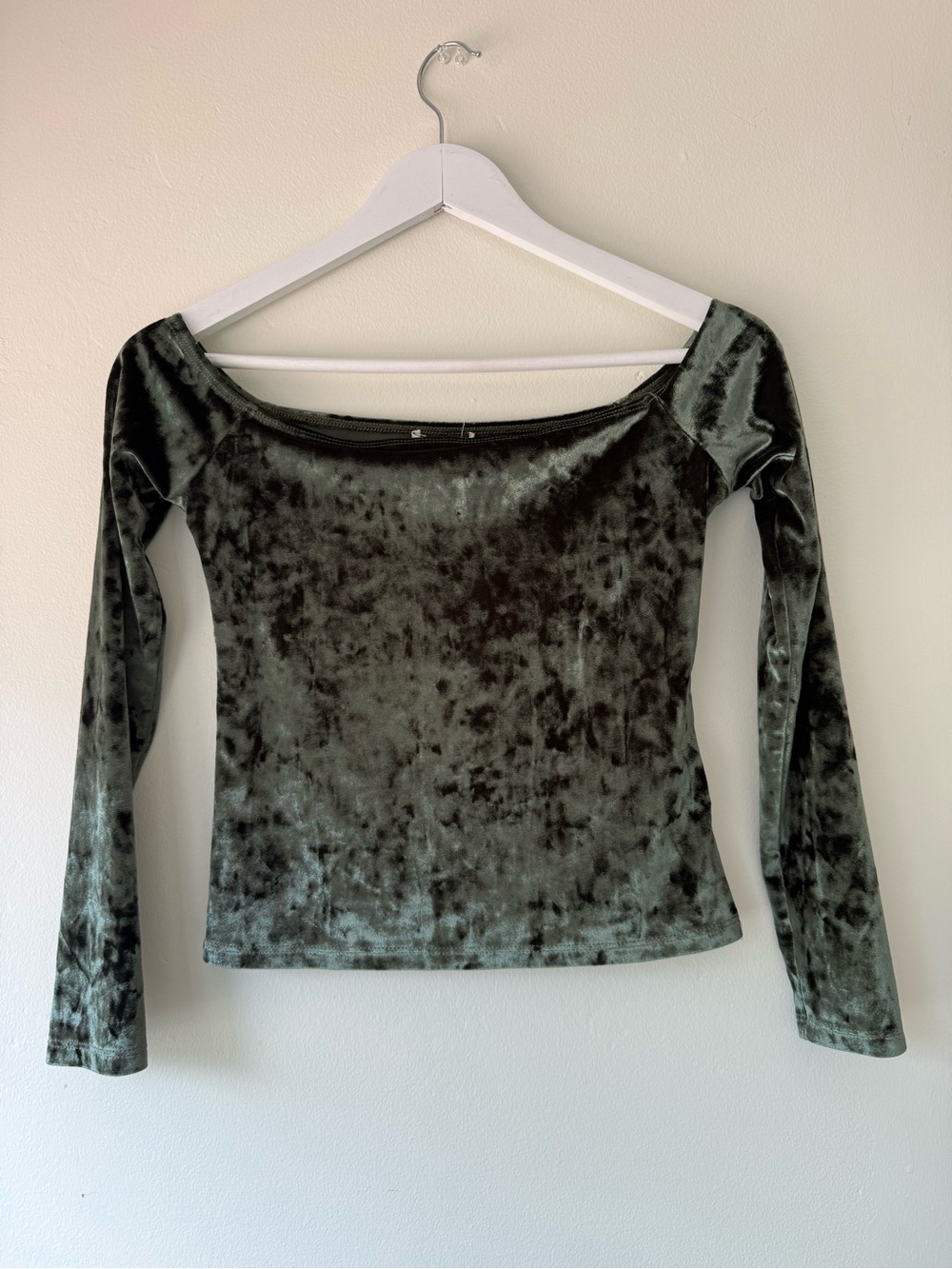 silence + noise Crushed Velvet Off-Shoulder Long Sleeve Top - Moss Green